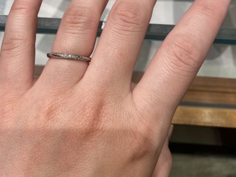 【銀座ダイヤモンドシライシの口コミ】 丸みを帯びていながら少し平らでもあるので、ストレートタイプの婚約指輪…