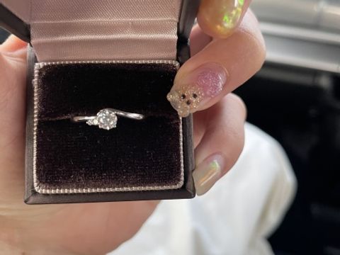 【アイプリモ(I-PRIMO)の口コミ】 シンプルで上品な指輪です。メインの大きいダイヤモンドの隣に２つ小さな…