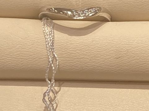 【Something Blue(サムシングブルー)の口コミ】 石の入り方と指輪のカーブのある形がおえと素敵だなと思って試着しました…