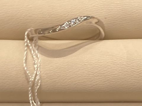 【FISS(フィス)の口コミ】 指輪の形について、V字か斜めか迷っていました。実際に店舗で試着してみる…