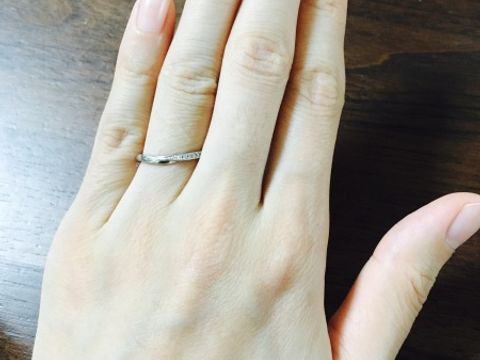 【俄(にわか)の口コミ】 シンプルなデザインの中にもダイヤモンドがさりげなく入っており、上品な…
