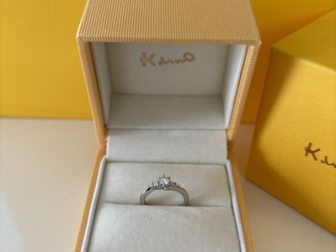 【ケイウノ ブライダル(K.UNO BRIDAL)の口コミ】 指輪のサイズが3.5号なので小さめですが、ダイヤモンドがたくさん付いてい…