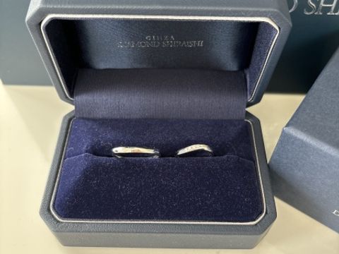 【銀座ダイヤモンドシライシの口コミ】 デザインはウェーブで探していたところ、こちらの指輪に出会いました。男…