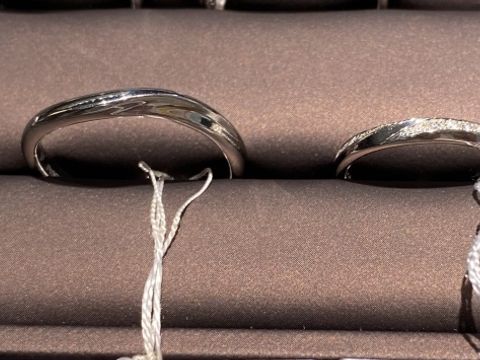 【アイプリモ(I-PRIMO)の口コミ】 指輪はストレートですが、そこにななめにラインが入っていてダイヤモンド…