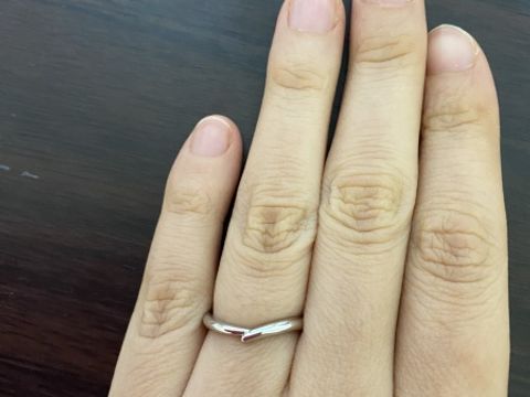 【ケイウノ ブライダル(K.UNO BRIDAL)の口コミ】 指輪のデザインは、2人が手を繋いでいるような形のものです。指輪の幅は細…