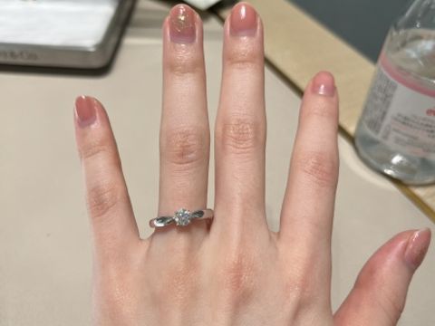【ティファニー(Tiffany & Co.)の口コミ】 指輪の高さが低くてつけやすいです。ダイヤの品質もティファニークオリテ…