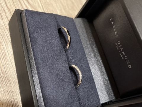 【ラザール ダイヤモンド(LAZARE DIAMOND)の口コミ】 男性のリングはウェーブデザインでかっこいい。
女性のリングはキラキラし…