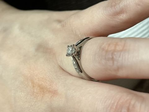 【カルティエ(Cartier)の口コミ】 婚約指輪。デザインがシンプルで、横から見た時のカルティエ独特のデザイ…