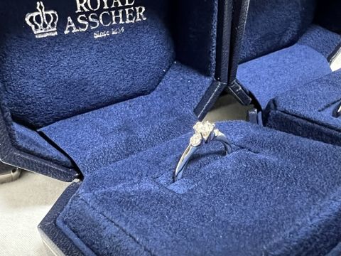 【ROYAL ASSCHER(ロイヤル・アッシャー)の口コミ】 結婚指輪と重ね付けしやすい指輪が理想でした。いわゆる婚約指輪！なソリ…