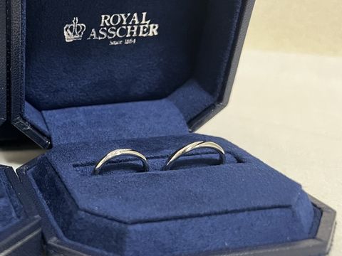 【ROYAL ASSCHER(ロイヤル・アッシャー)の口コミ】 婚約指輪と重ね付けしやすいデザインで探していました。指が細めなのでご…