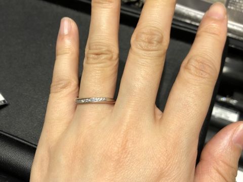 【エクセルコダイヤモンド(EXELCO DIAMOND)の口コミ】 婚約指輪と重ね付けできる指輪を探していましたが、その中でも結婚指輪単…