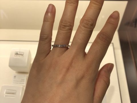 【俄(にわか)の口コミ】 結婚指輪と重ね付けできるデザインで探しており、最初はソリティアで考え…