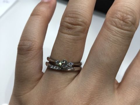 【ラザール ダイヤモンド【取扱店販売】の口コミ】 婚約指輪と結婚指輪の重ね付けをしたいと考えており、重ねて試着しました…