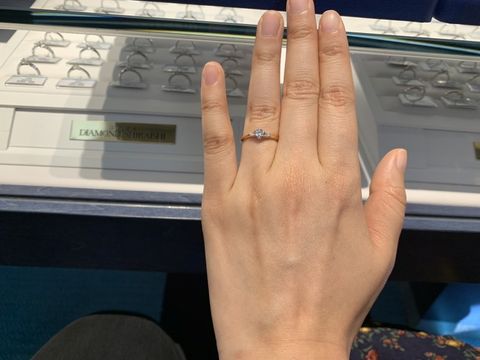 【銀座ダイヤモンドシライシの口コミ】 婚約指輪探し1店舗目だったので、人気かつ色々なデザインを用意してそうな…