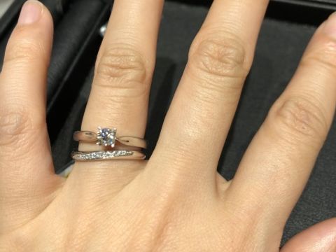 【エクセルコダイヤモンド(EXELCO DIAMOND)の口コミ】 婚約指輪と結婚指輪を同じブランドで重ね付けしたくて試着。婚約指輪はダ…
