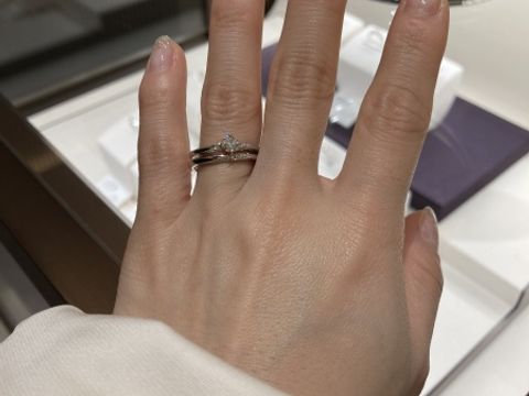 【俄(にわか)の口コミ】 一粒ダイヤの横に斜めのダイヤのデザインが入っている露華です。
結婚指輪…