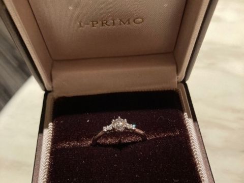 【アイプリモ(I-PRIMO)の口コミ】 ダイヤが一粒だとシンプル過ぎると思ったので、サイドにもダイヤが付いて…