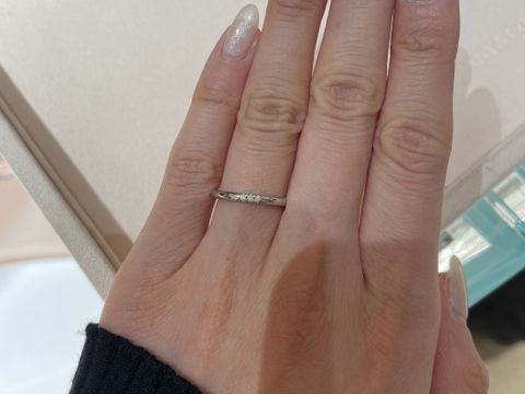 【ティファニー(Tiffany & Co.)の口コミ】 デザインは、真ん中に3石だけ付いているシンプルなテイストです。素材はプ…