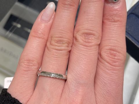 【4℃ BRIDAL(ヨンドシーブライダル)の口コミ】 デザインは、上側はシンプルなプラチナ、下側はダイヤモンドがきれいに並…