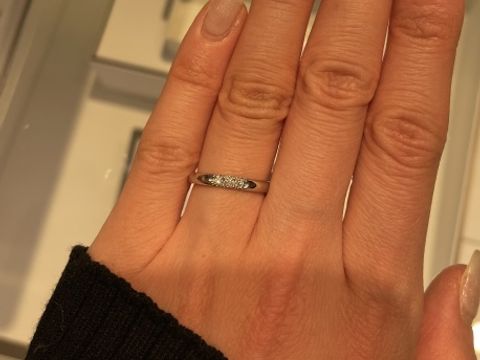 【MIKIMOTO(ミキモト)の口コミ】 デザインは、真ん中に3石だけ付いているシンプルなデザインですがほどよく…