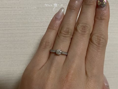 【銀座ダイヤモンドシライシの口コミ】 時代に左右されない「THE婚約指輪」なスタイルに惹かれて購入しました。歳…