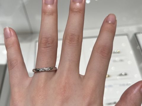 【MIKIMOTO(ミキモト)の口コミ】 飽きのこないシンプルなストレートの指輪です。真ん中に3石だけ付いている…