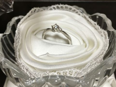 【4℃ BRIDAL(ヨンドシーブライダル)の口コミ】 こちらの婚約指輪はシンプルだけど、大小のダイヤが２つついていてとても…
