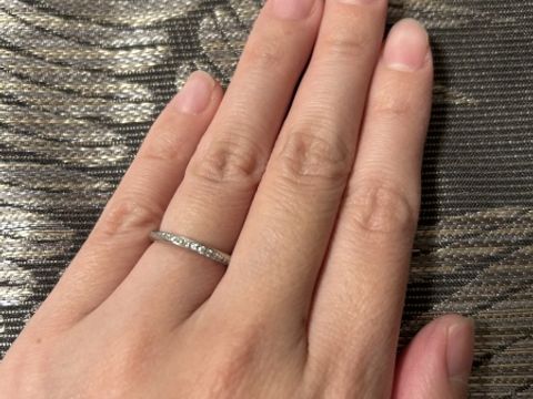 【銀座ダイヤモンドシライシの口コミ】 半周ダイヤモンドが光り輝いており、お気に入りです。
指が細いため、華奢…