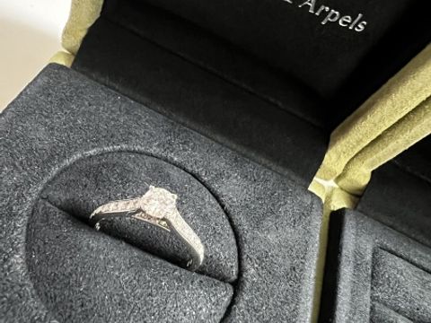 【ヴァン クリーフ＆アーペル(Van Cleef & Arpels)の口コミ】 素材: プラチナ
特徴: 真ん中に大きめのダイヤがあり、その周りにも小さな…
