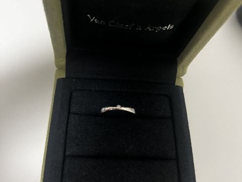【ヴァン クリーフ＆アーペル(Van Cleef & Arpels)の口コミ】 素材: プラチナ
特徴: シンプルな指輪に、ダイヤが3つ並んでいるデザイン…
