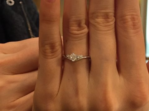 【モニッケンダム(MONNICKENDAM)の口コミ】 V字の形にメレダイヤが４つついているタイプです。脇石が多いので真ん中の…