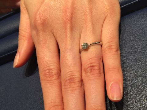 【銀座ダイヤモンドシライシの口コミ】 一粒のダイヤなので、ダイヤモンドが際立つシンプルデザインです。
予算内…