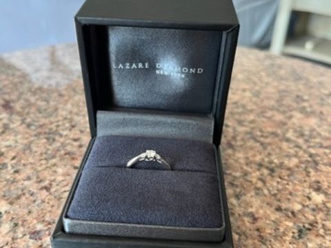 【ラザール ダイヤモンド(LAZARE DIAMOND)の口コミ】 指輪のおすすめポイントは横から見ても可愛らしいデザインであるところで…