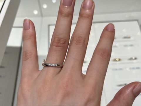 【MIKIMOTO(ミキモト)の口コミ】 ダイヤが３つついてるものが気になり、太さが2種類あり、こちらは細い方を…