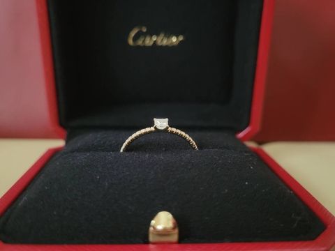【カルティエ(Cartier)の口コミ】 中心のダイヤに周りの小さいダイヤたちも加わることで、光の角度により輝…
