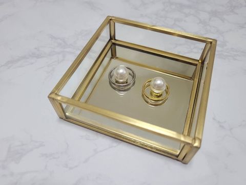 【shihara(シハラ)の口コミ】 プラチナの素材で作られたこのリングは、洗練された単純さが特徴であり、…