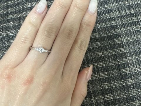 【アイプリモ(I-PRIMO)の口コミ】 一石だけの一粒ダイヤの婚約指輪より両隣にも小さなダイヤがある方が存在…