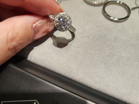 【ヴァン クリーフ＆アーペル(Van Cleef & Arpels)の口コミ】 最初は絶対にこちらにしようと決めていました。それ程、最終的に購入した…