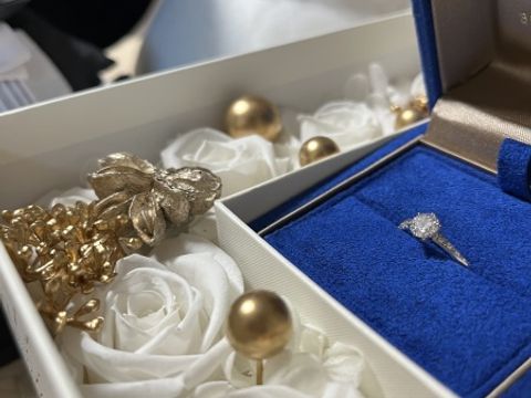 【BRILLIANCE+(ブリリアンスプラス)の口コミ】 ダイヤモンドの横にサイドストーンを入れたことです。また、サイドストー…