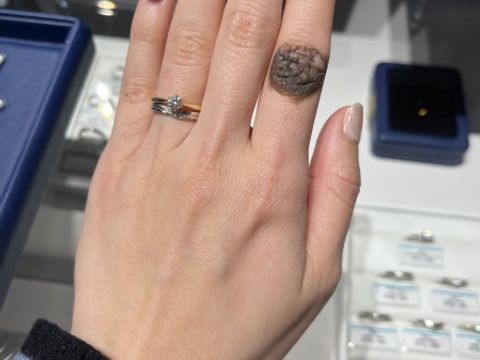 【銀座ダイヤモンドシライシの口コミ】 指輪は重ね付けもできるタイプを探していました。
さらに結婚指輪だけでも…