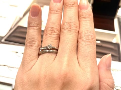 【アイプリモ(I-PRIMO)の口コミ】 素材はプラチナで、ストレートでした。指輪の上縁に半分メレダイヤが並ん…