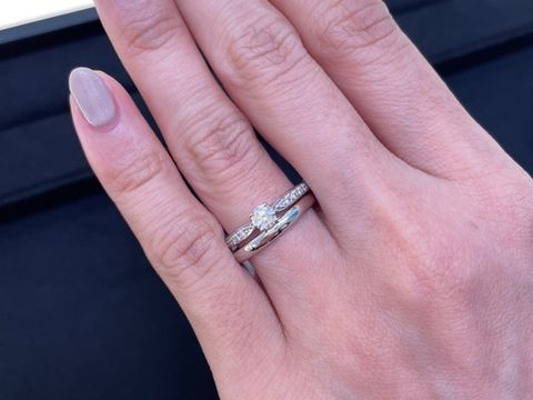 【ティファニー(Tiffany & Co.)の口コミ】 横まで小さいダイヤが入っているデザインです。華やかで素敵ですよとおす…