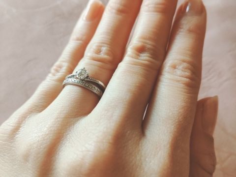 【俄(にわか)の口コミ】 ウェーブにそって、小さく繊細なダイヤモンドが6つセットアップされている…