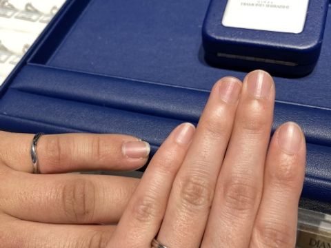 【銀座ダイヤモンドシライシの口コミ】 おしゃれなデザイン。
ダイヤが12石入っており、どの角度から見ても輝いて…