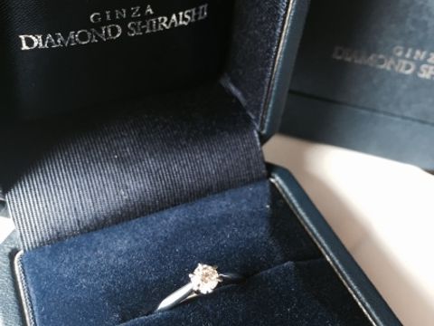 【銀座ダイヤモンドシライシの口コミ】 この指輪は横から見ても綺麗な形をしており、とても気に入りました。
シン…