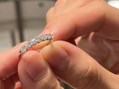 【ティファニー(Tiffany & Co.)の口コミ】 周囲の人から王道の婚約指輪は歳をとると付けにくいと聞いたため、ハーフ…