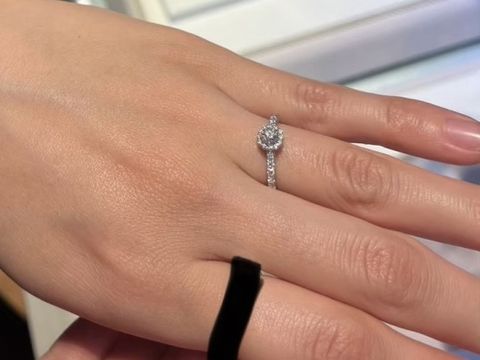 【ヴァンドーム青山(VENDOME AOYAMA)の口コミ】 一粒ダイヤモンドよりも華やかでキラキラしているデザインが気に入りまし…