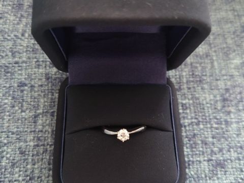 【4℃ BRIDAL(ヨンドシーブライダル)の口コミ】 指輪が自分の指の水かきの部分に沿う様なデザインになっていて、指が綺麗…