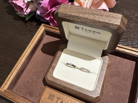 【TANZO.(鍛造指輪)の口コミ】 スターダストを片側に入れることで、個性を出して、上下入れ替えてつけた…