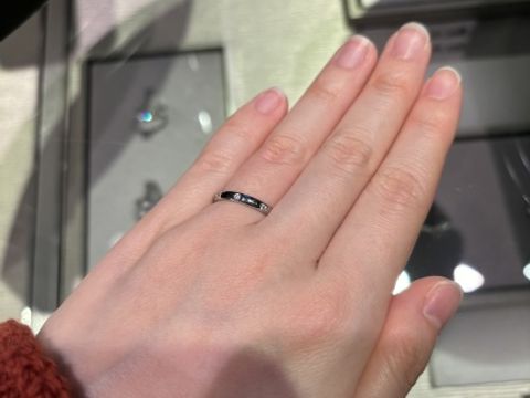 【ヴァン クリーフ＆アーペル(Van Cleef & Arpels)の口コミ】 デザインはシンプルですが、結婚指輪の王道のストレートタイプに、ダイヤ…